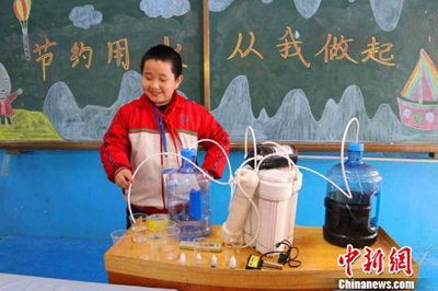 十龄童制作"净水神器":1杯浊水秒变清