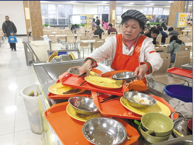 汉江师范学院食堂内,绝大多数学生将盘中食物吃得干干净净.