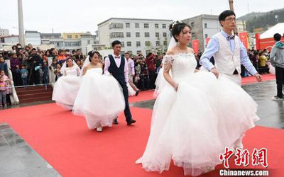 图为甘肃陇南西和县集体婚礼现场.杨艳敏/摄